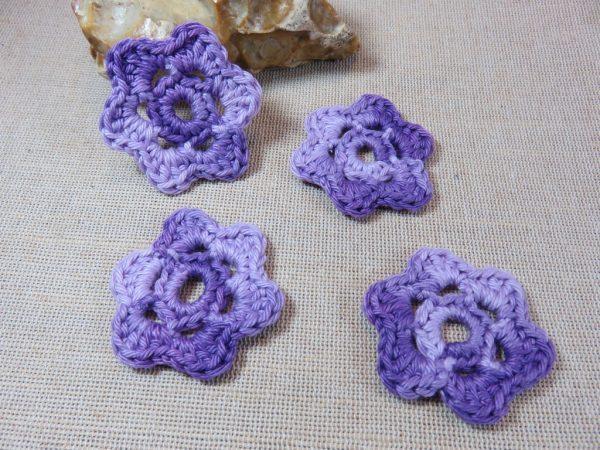 Écusson fleur violet crocheté coton à coudre