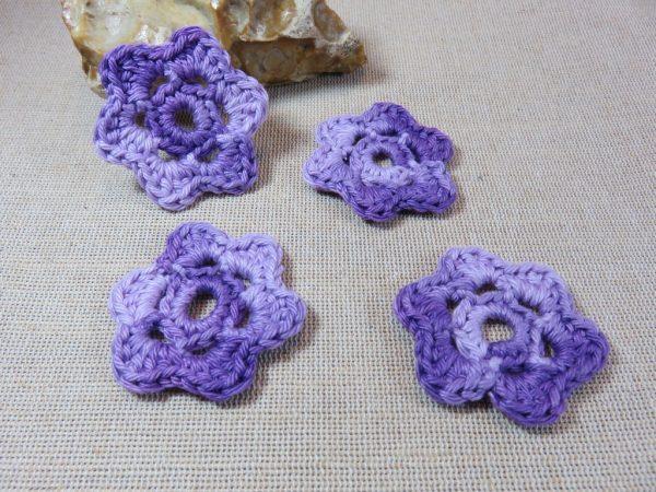 Écusson fleur violet crocheté coton à coudre