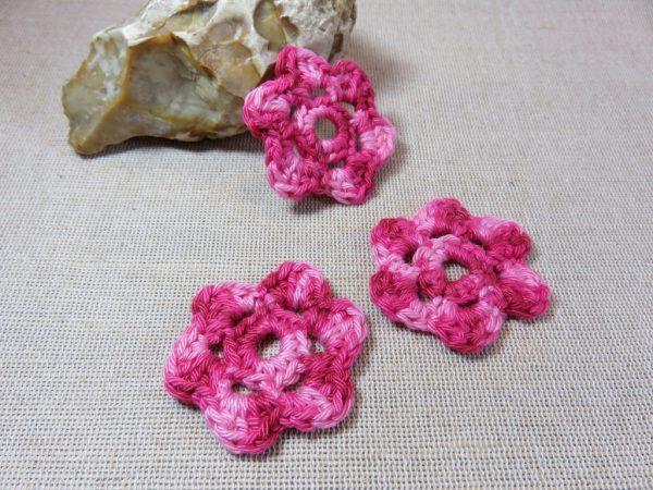 Écusson fleur rose crocheté coton à coudre