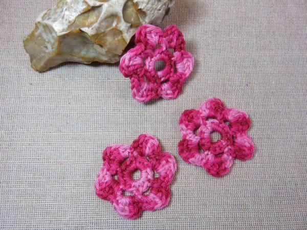 Écusson fleur rose crocheté coton à coudre