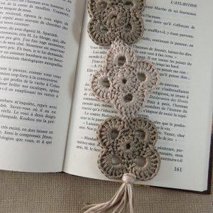 Marque-pages granny marron crocheté – bijoux de livre