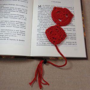 Marque-pages granny rouge crocheté – bijoux de livre
