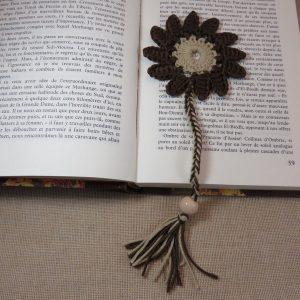 Marque-pages fleur marron crocheté – bijoux de livre