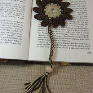 Marque-pages fleur marron crocheté – bijoux de livre