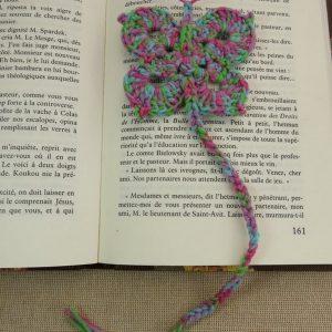 Marque-pages papillon arc-en-ciel crocheté – bijoux de livre