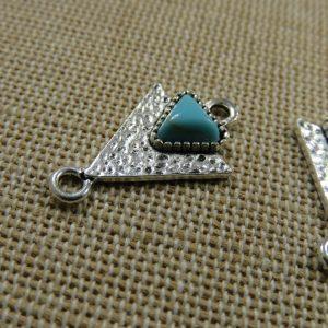Connecteurs triangle martelé pointe argenté cabochon turquoise – lot de 2