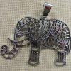 Pendentif éléphant filigrané mandala argenté en métal