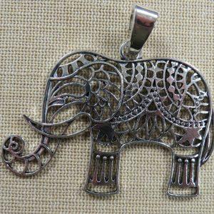 Pendentif éléphant filigrané mandala argenté en métal avec bélière