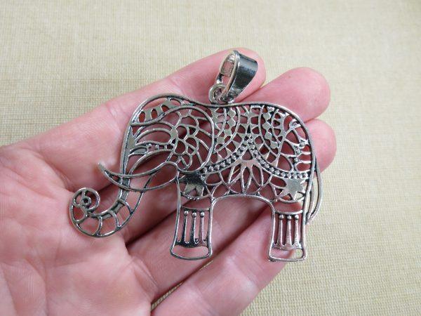 Pendentif éléphant filigrané mandala argenté en métal