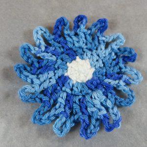 appliqué fleur bleu au crochet – écusson à coudre