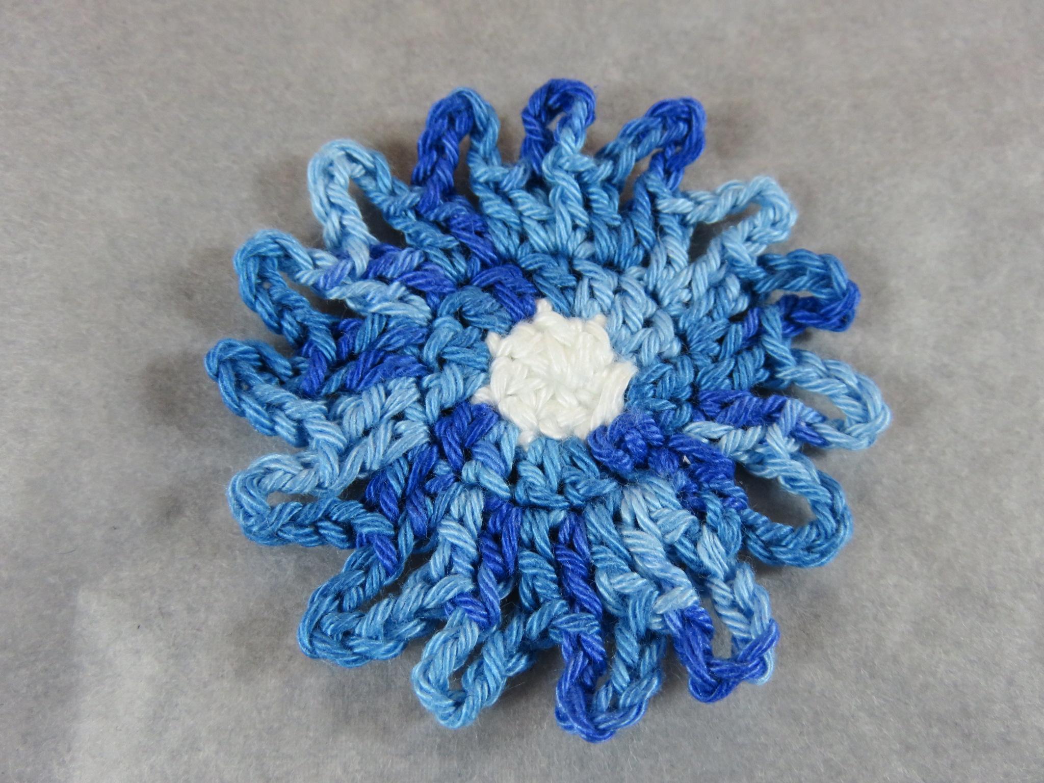appliqué fleur bleu au crochet - écusson à coudre