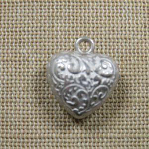 Pendentif coeur rétro argenté gravé arabesque 20mm métal plein