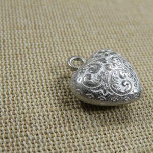 Pendentif coeur rétro argenté gravé arabesque 20mm métal plein