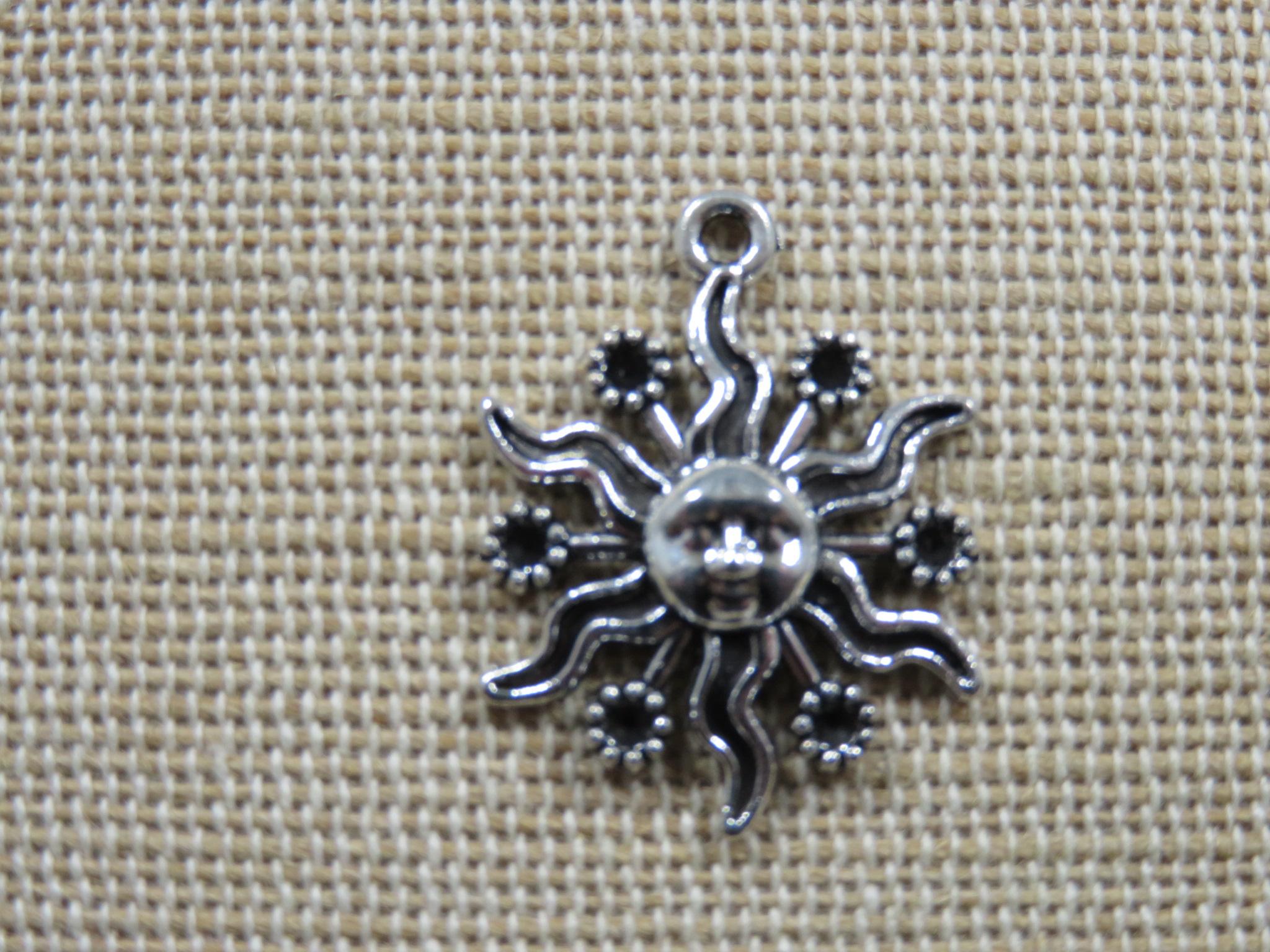 Breloque soleil argenté 23mm pendentif céleste en métal