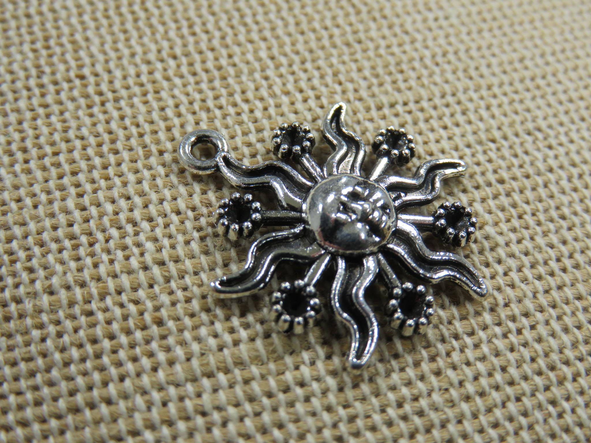 Breloque soleil argenté 23mm pendentif céleste en métal
