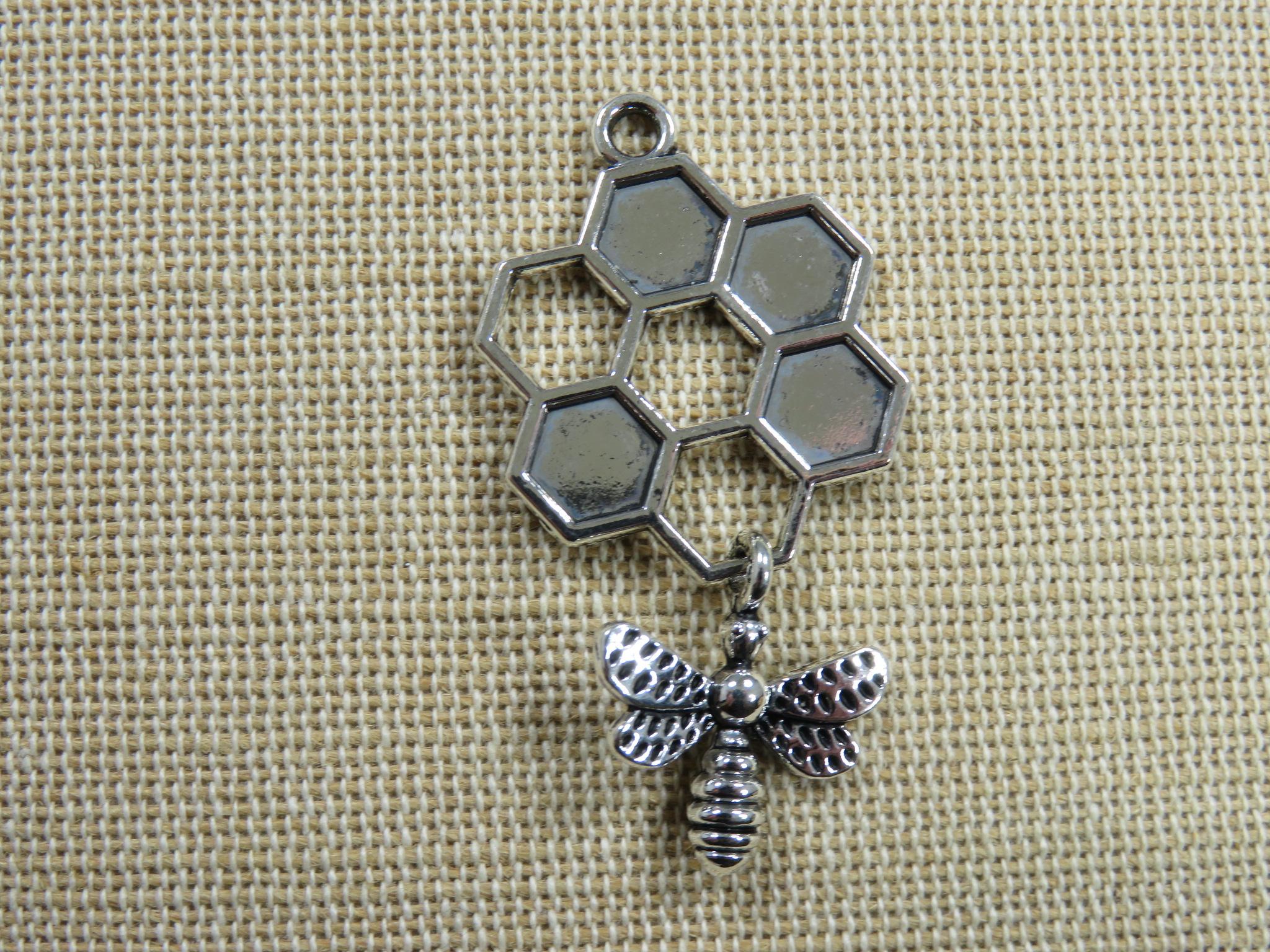 Pendentif nid abeille argenté avec breloque abeille 46x24mm