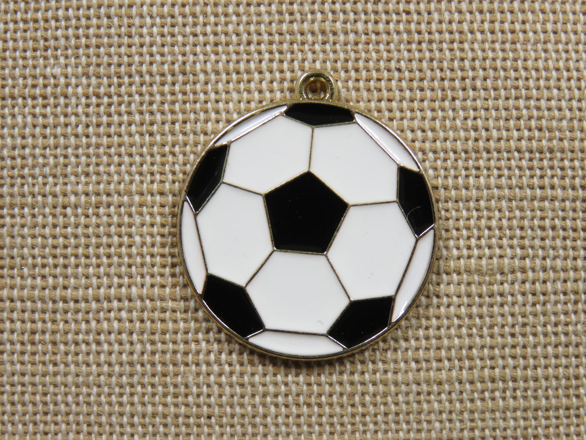 Pendentif ballon football métal émaillé blanc noir 28mm