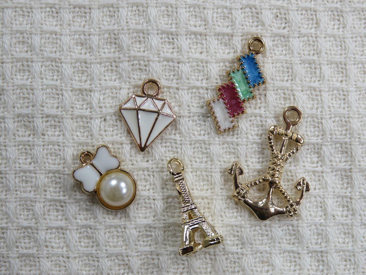 Breloques mode, Pendentifs mode métal émaillé, lot de pendentifs, fournitures pour bijoux, apprêt pour bijoux, création bijoux DIY