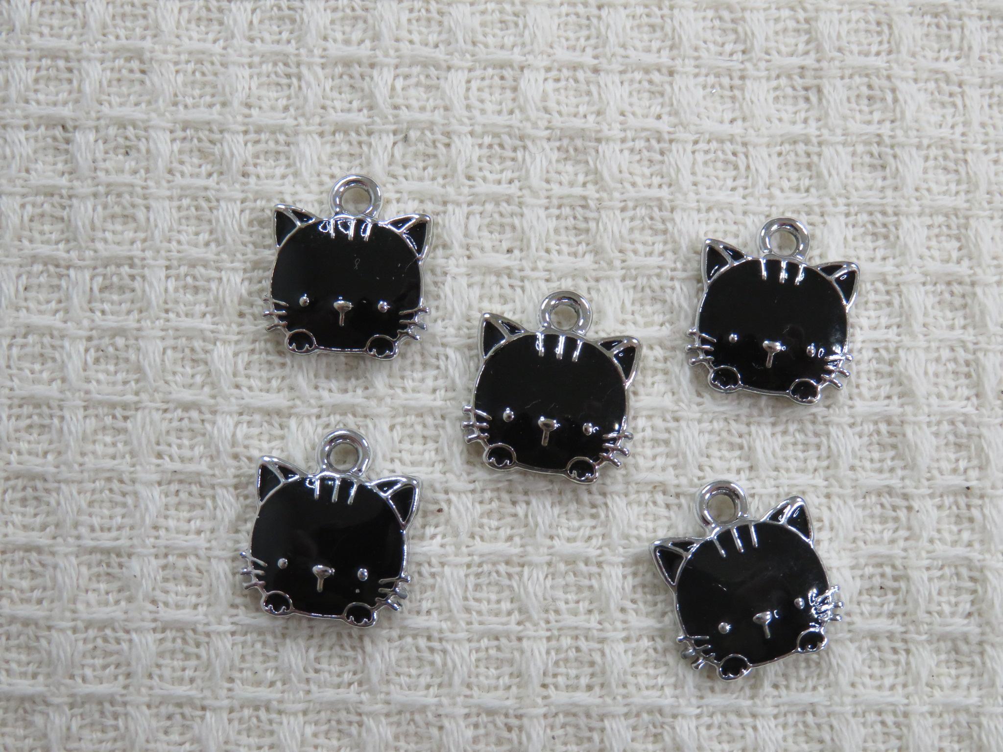 Breloques chat noir métal émaillé 15mm