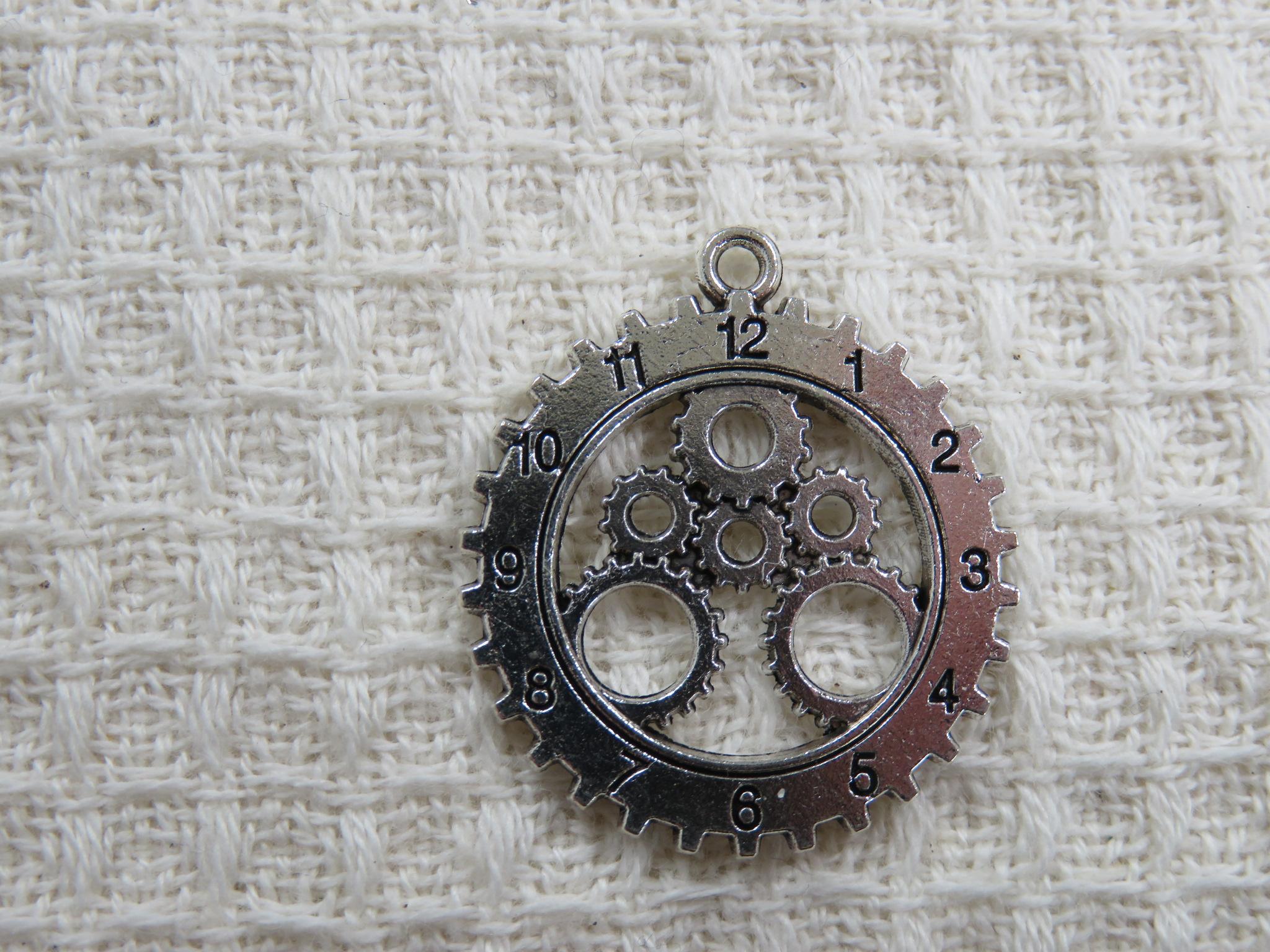 Pendentif horloge argenté Steampunk engrenage 28mm en métal