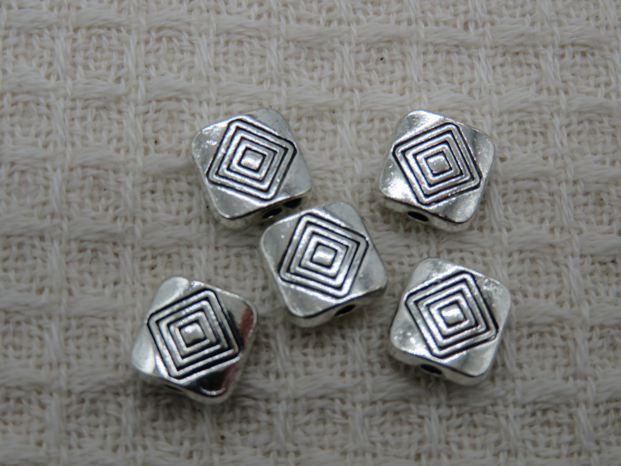 Perles carré gravé losange argenté 8mm en métal