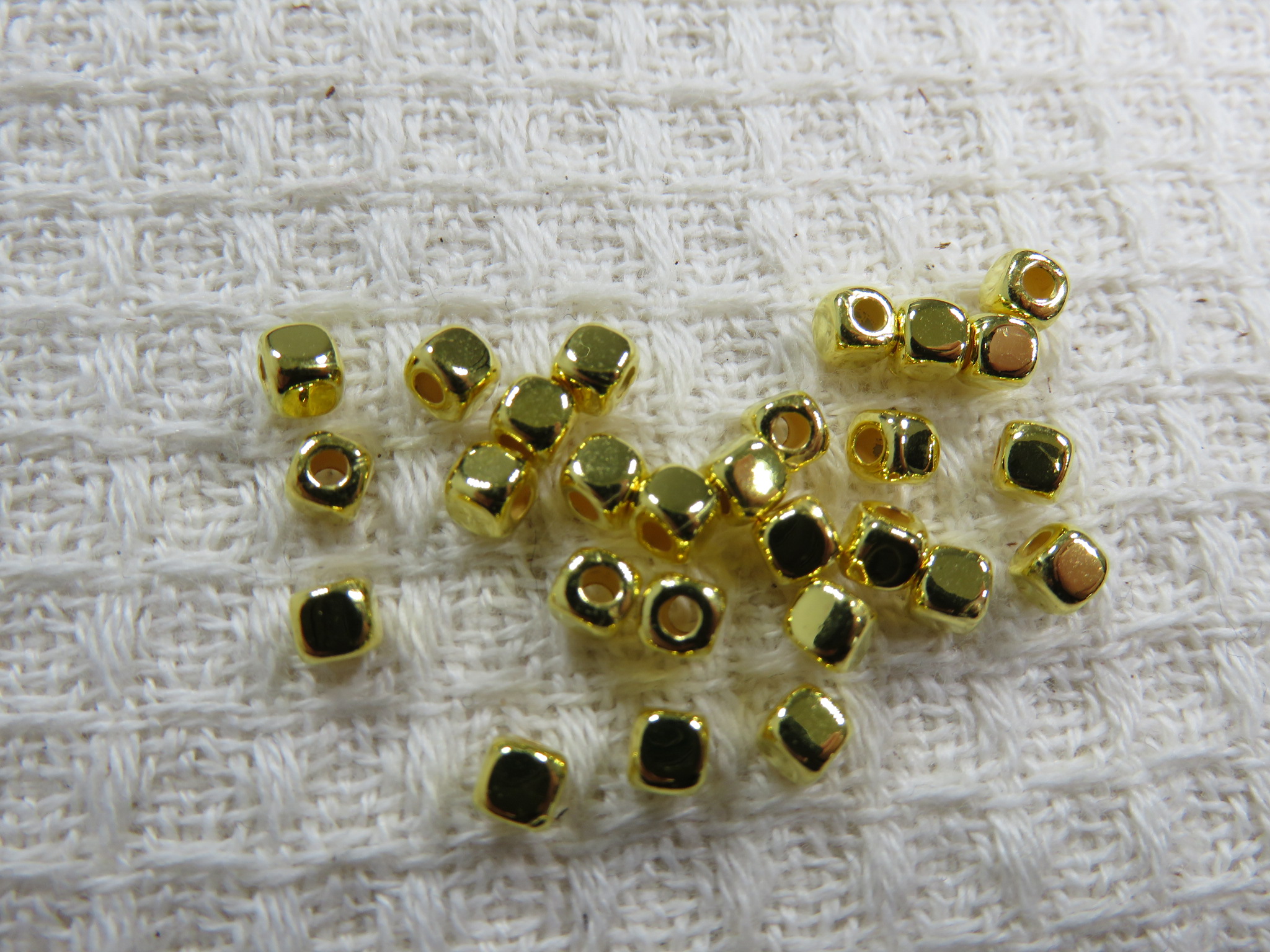 Perles cube Or brillant 3mm CCB carré géométrique
