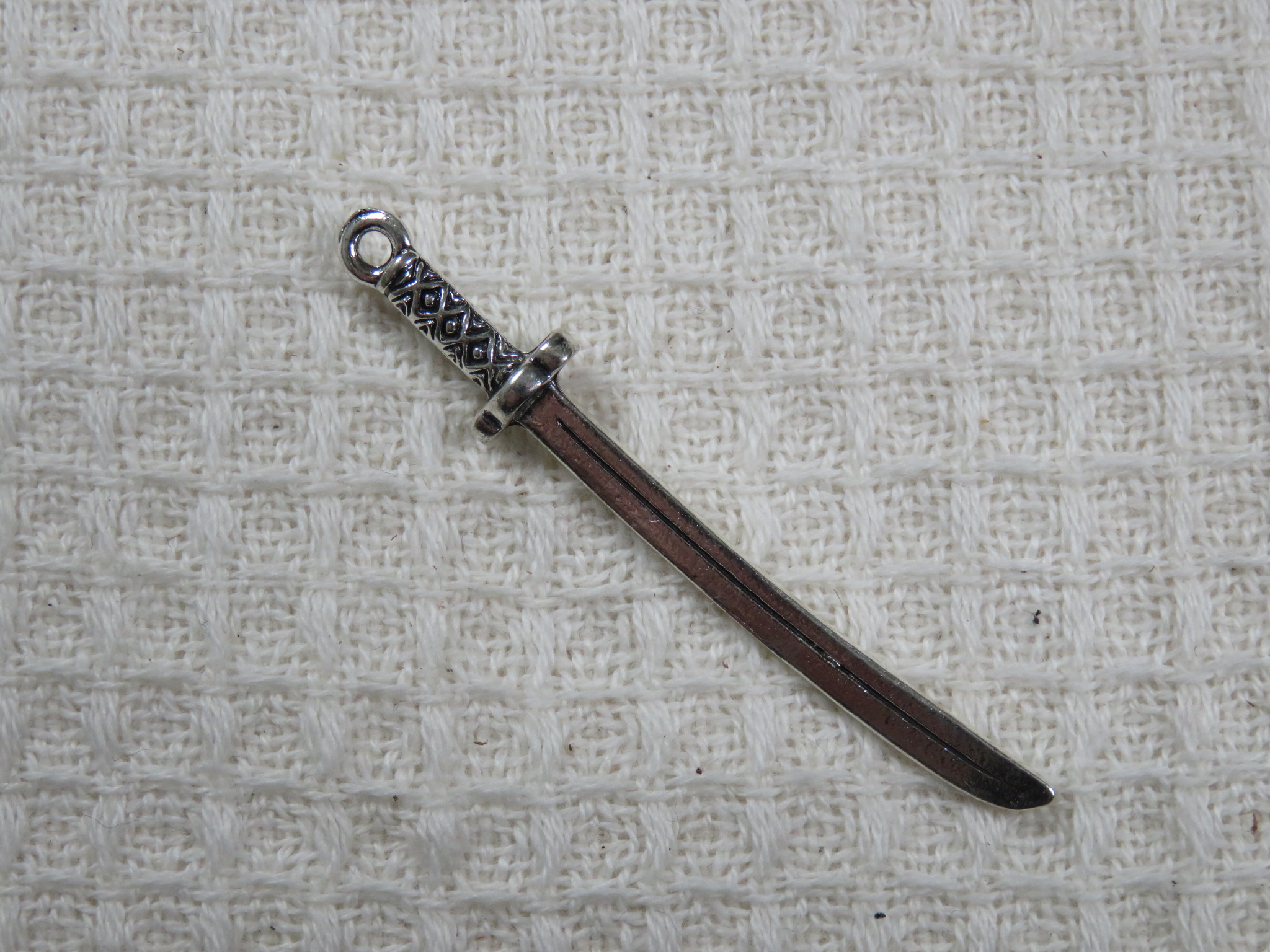 Pendentif sabre Katana samouraï argenté 50mm en métal