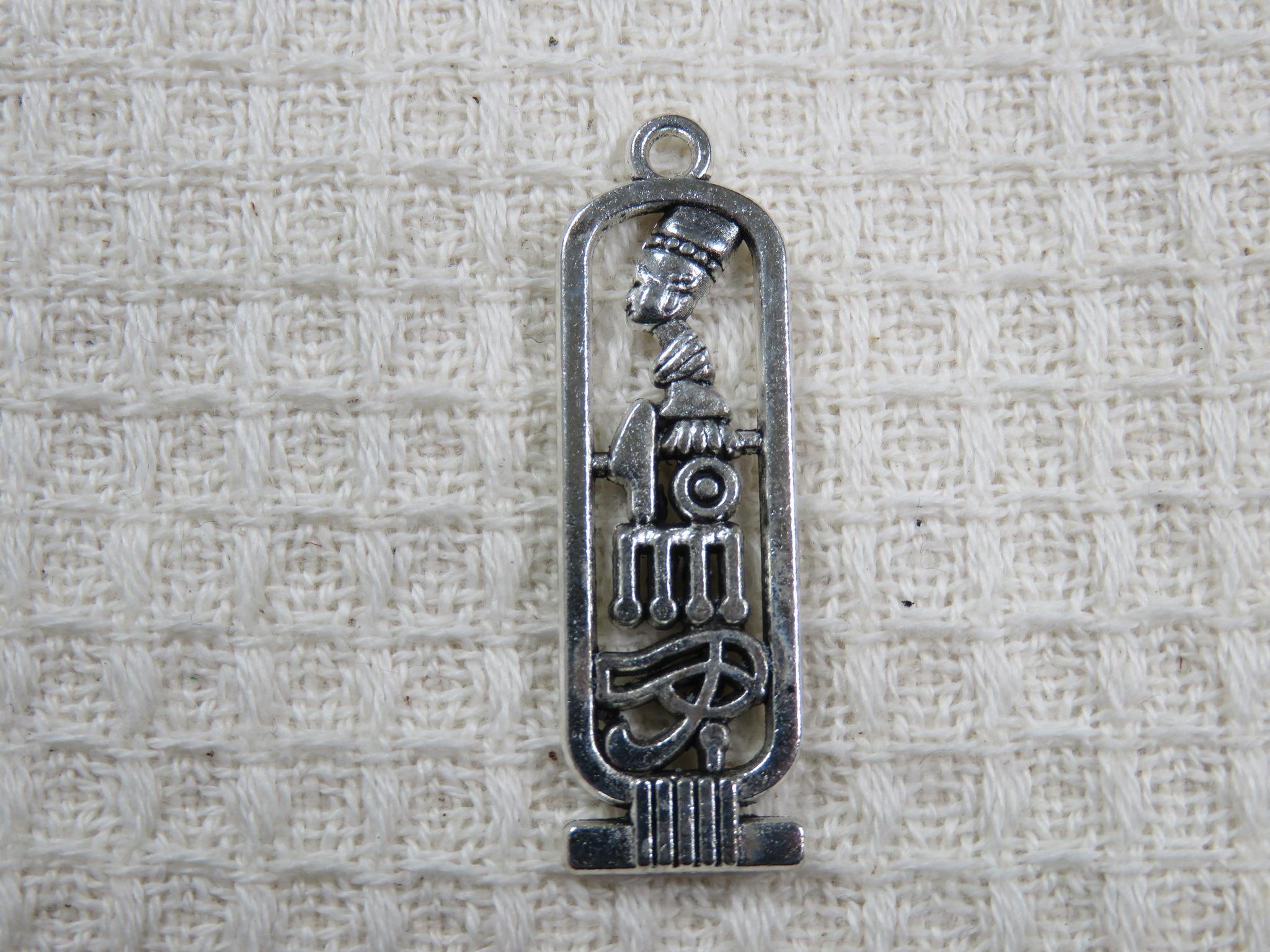 Pendentif hiéroglyphe argenté rectangle 37mm en métal