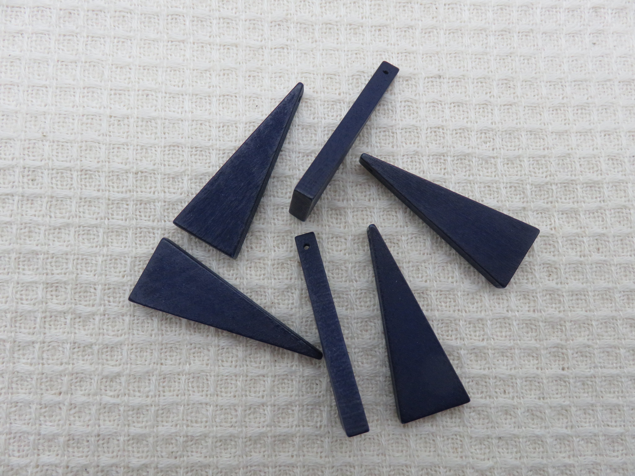 Perles triangle bleu violet en bois pendentif 41x14mm