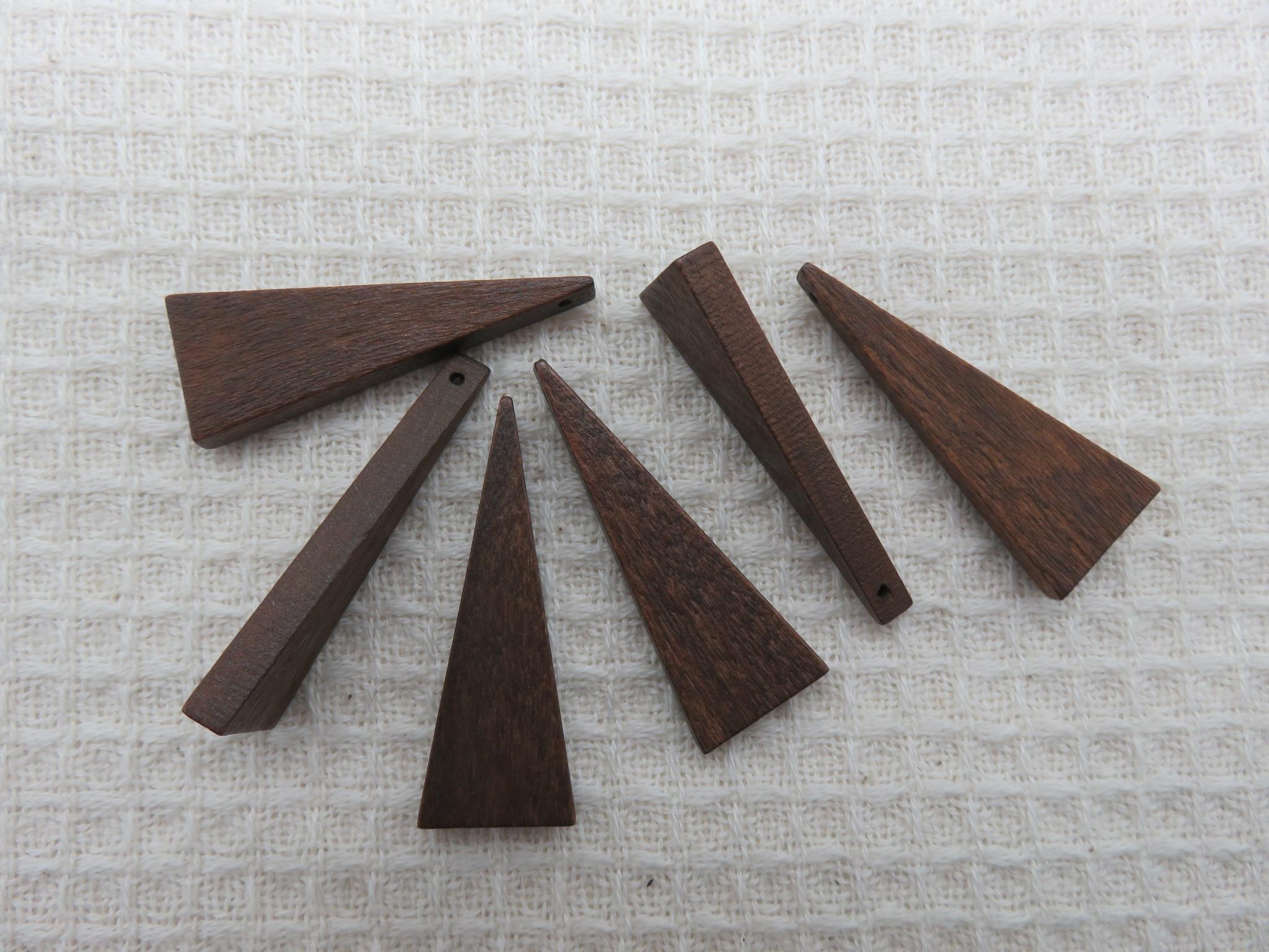 Perles triangle marron en bois pendentif 41x14mm