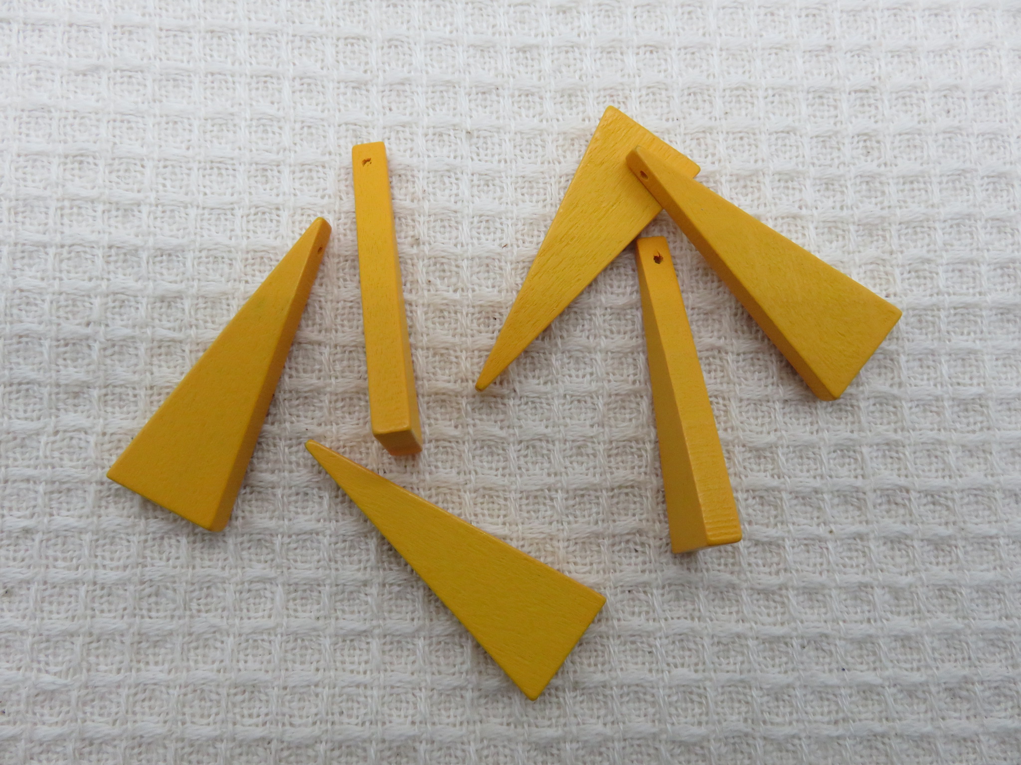 Perles triangle jaune en bois pendentif 41x14mm