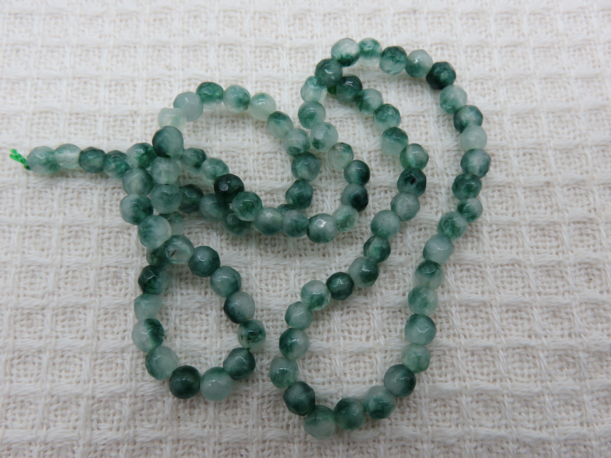 Perles calcédoine 4mm facetté dégradé vert