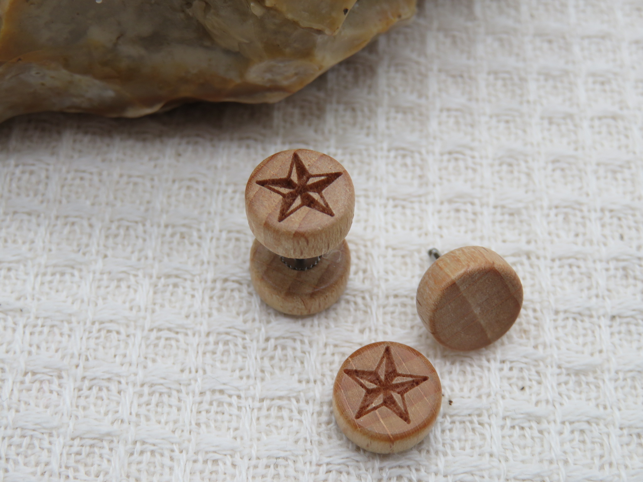 Puces étoile en bois 10mm Boucles d'oreille bijoux mixte
