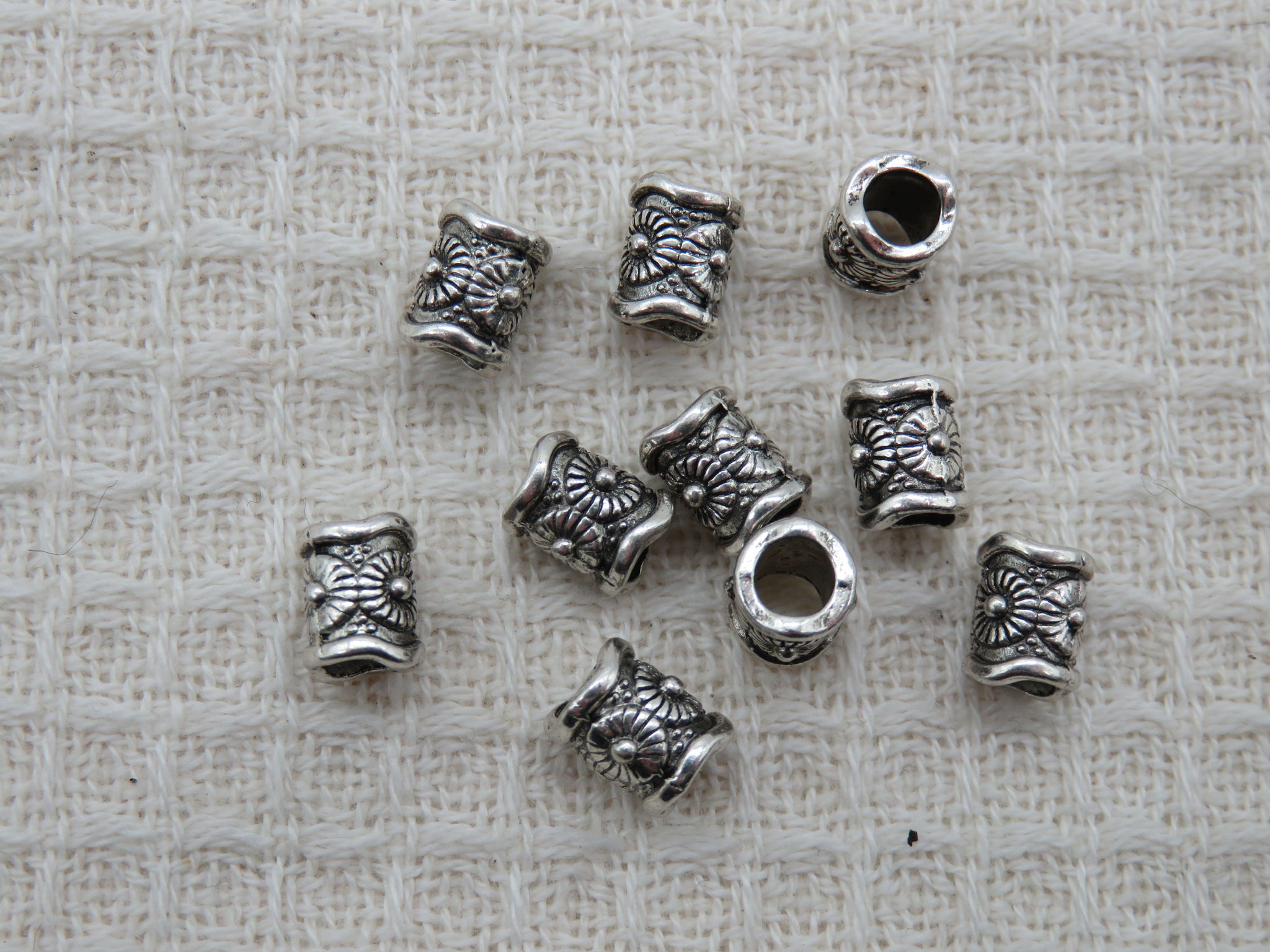 Perles colonne gravé fleur métal argenté 8mm