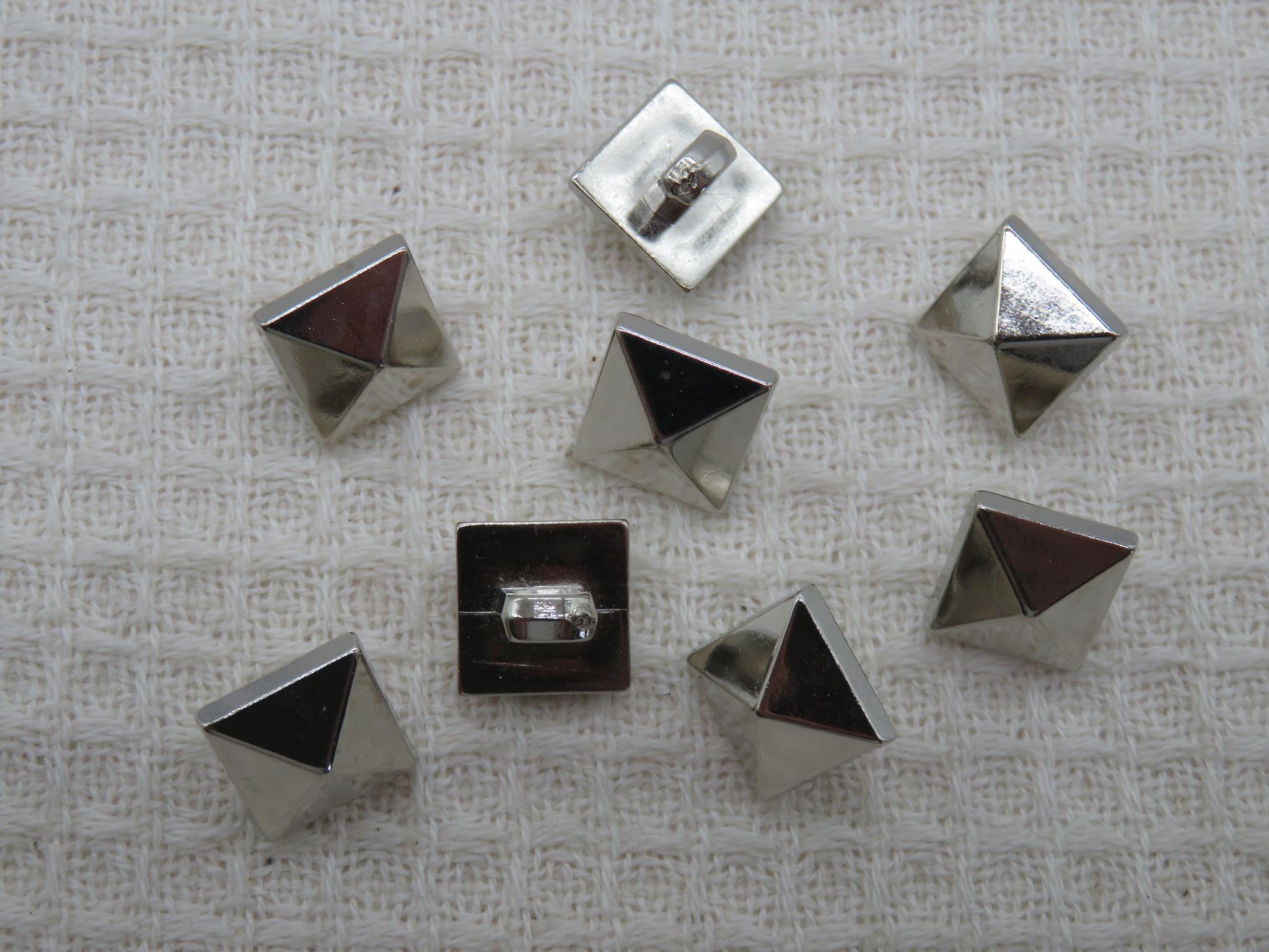 Boutons pyramide argenté carré 11mm en acrylique