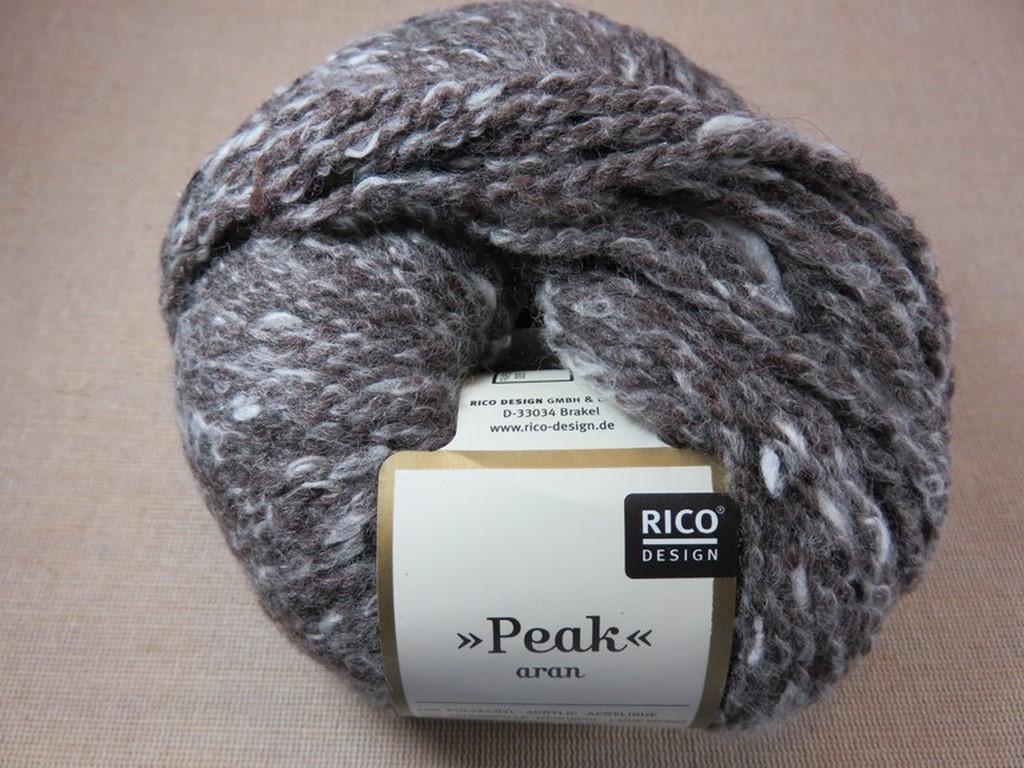 Pelote marron Peak Aran fil à tricoter Rico Design laine vierge